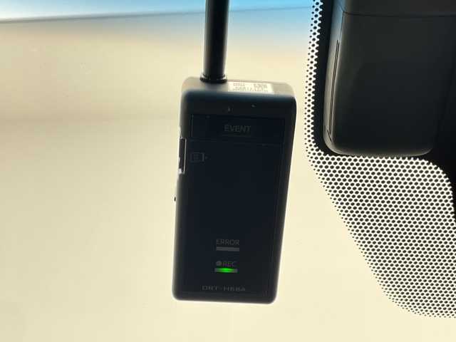 トヨタ クラウン ハイブリッド RS アドバンス 千葉県 2019(令1)年 1万km ホワイトパールクリスタルシャイン 純正SDナビ【AM/FM/BT/TV/CD/DVD】/ブラインドスポットモニター/パワーシート【運転席側+助手席側】/シートメモリー/電動格納ミラー/横滑り防止装置/レーンキープアシスト/衝突被害軽減システム/クルーズコントロール追従機能有/ビルトインETC2.0 /バックカメラ/革ステアリング/オートワイパー/オートライト/オートマチックハイビーム/ブレーキホールド/スペアキー