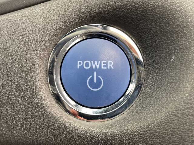 トヨタ クラウン ハイブリッド RS アドバンス 千葉県 2019(令1)年 1万km ホワイトパールクリスタルシャイン 純正SDナビ【AM/FM/BT/TV/CD/DVD】/ブラインドスポットモニター/パワーシート【運転席側+助手席側】/シートメモリー/電動格納ミラー/横滑り防止装置/レーンキープアシスト/衝突被害軽減システム/クルーズコントロール追従機能有/ビルトインETC2.0 /バックカメラ/革ステアリング/オートワイパー/オートライト/オートマチックハイビーム/ブレーキホールド/スペアキー