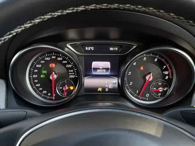 メルセデス・ベンツ ＣＬＡ２２０ 4MATIC 青森県 2017(平29)年 3.1万km カルサイトホワイト /4WD/エレクトロニック・スタビリティ・プログラム/　・ブレーキアシスト/　・アンダーステア/　・オーバーステア/D席N席パワーシート/サンルーフ/ターボ/クルーズコントロール/MT付AT/純正HDDナビ/(フルセグTV/Bluetooth)/クリアランスソナー/パーキングアシスト/ブレーキアシスト/ふらつき警報/車線逸脱警報/横滑り防止装置/盗難防止装置/オートライト/LEDヘッドライト/フロントフォグランプ/純正フロアマット/D席シートヒーター/リアヒーター/ETC/純正18インチアルミホイール/ウインカーミラー/バックカメラ/革シート/プライバシーガラス/オーディオ/ステアスイッチ/プッシュスタートシステム/カーテンエアバック/サイドエアバック/Wエアバッグ/ABS/スマートキー/保証書/取扱説明書