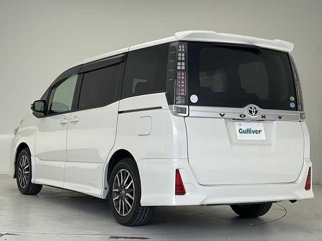 トヨタ ヴォクシー ZS 沖縄県 2014(平26)年 8.9万km ホワイトパールクリスタルシャイン 純正9インチナビ（NSZT-Y62G）/フルセグＴＶ/ＣＤ／ＤＶＤ/Ｂｌｕｅｔｏｏｔｈ/バックカメラ/前方ドライブレコーダー/ＥＴＣ/パワースライドドア/ＬＥＤヘッドライト/純正アルミ/純正フロアマット/ＡＢＳ/横滑り防止機能/スマートキー