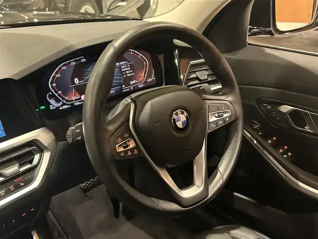 ＢＭＷ ３２０ｄ xDrive 道央・札幌 2019(令1)年 3.4万km サファイアブラックP メタリックペイント/ハイラインパッケージ/　・ヴァーネスカレザーシート/　・ランバーサポート/　・BMWIndividualエクステリアライン/パーキングアシストプラス/　・トップビュー+３Dビュー/サイドビューカメラ/PDC/プラスパッケージ/　・ハイグロスブラックインテリアトリム/　・アンビエントライト/　・LEDフォグ/ドライビングアシストプロフェッショナル/アダプティブLEDヘッドライト/純正HDDナビ/　・Bluetooth/USB/ワイヤレスチャージング