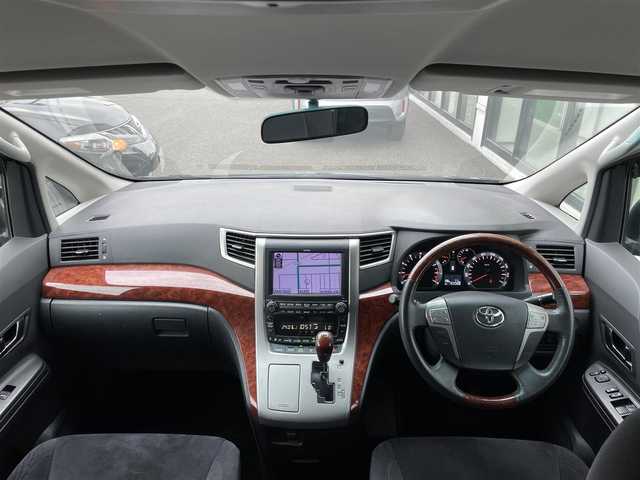 トヨタ ヴェルファイア 2．4Z プラチナセレクションⅡ 道央・札幌 2010(平22)年 15.4万km ブラック ４WD/純正メーカーナビ/CD/DVD/BT/フルセグ/純正フリップダウンモニター/横滑り防止装置/クリアランスソナー/バックカメラ/ビルトインETC/センターデフロック/両側パワースライドドア/パワーバックドア/2列目オットマン/革巻きウッドコンビステアリング/ステアリングリモコン/AC100V/MTモード付AT/プッシュスタート/スマートキー/HIDヘッドライト/オートライト/フォグランプ/電動格納ミラー/ウィンカーミラー/純正フロアマット/ドアバイザー/純正AW付夏タイヤ積込/235/50/R18/2018年/山5mm