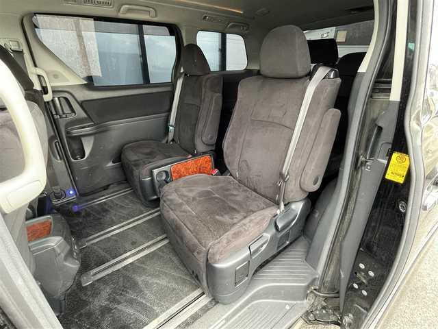 トヨタ ヴェルファイア 2．4Z プラチナセレクションⅡ 道央・札幌 2010(平22)年 15.4万km ブラック ４WD/純正メーカーナビ/CD/DVD/BT/フルセグ/純正フリップダウンモニター/横滑り防止装置/クリアランスソナー/バックカメラ/ビルトインETC/センターデフロック/両側パワースライドドア/パワーバックドア/2列目オットマン/革巻きウッドコンビステアリング/ステアリングリモコン/AC100V/MTモード付AT/プッシュスタート/スマートキー/HIDヘッドライト/オートライト/フォグランプ/電動格納ミラー/ウィンカーミラー/純正フロアマット/ドアバイザー/純正AW付夏タイヤ積込/235/50/R18/2018年/山5mm