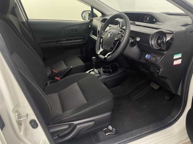 トヨタ アクア S スタイルブラック 埼玉県 2021(令3)年 4万km ホワイトパールクリスタルシャイン 純正ナビ/（BT/TV/CD/DVD/AM/FM)/全方位カメラ/前後ドライブレコーダー/ビルトインＥＴＣ/フルセグテレビ/Bluetooth/衝突軽減ブレーキシステム/レーンキープアシスト/横滑り防止装置/踏み間違い防止/コーナーセンサー/ＬＥＤヘッドライト/オートライト/オートハイビーム　/純正ドライブレコーダー/コーナーセンサー/ウインカーミラー/取扱説明書/新車保証書/ナビ取扱説明書