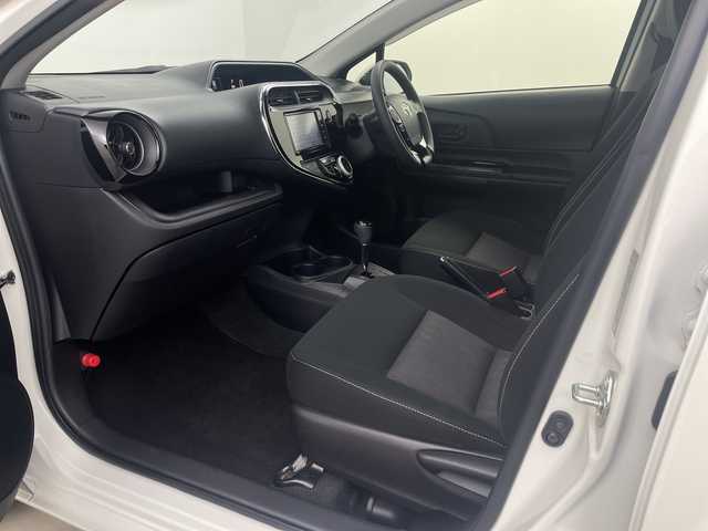 トヨタ アクア S スタイルブラック 埼玉県 2021(令3)年 4万km ホワイトパールクリスタルシャイン 純正ナビ/（BT/TV/CD/DVD/AM/FM)/全方位カメラ/前後ドライブレコーダー/ビルトインＥＴＣ/フルセグテレビ/Bluetooth/衝突軽減ブレーキシステム/レーンキープアシスト/横滑り防止装置/踏み間違い防止/コーナーセンサー/ＬＥＤヘッドライト/オートライト/オートハイビーム　/純正ドライブレコーダー/コーナーセンサー/ウインカーミラー/取扱説明書/新車保証書/ナビ取扱説明書