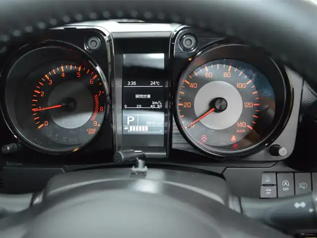 スズキ ジムニー XC 栃木県 2024(令6)年 0.9万km ミディアムグレーメタリック 4WD/スズキセーフティサポート/(レーザーレーダーと単眼カメラ/ディアルセンサーブレーキサポート/誤発進抑制機能/車線逸脱警報/ふらつき警報/先行車発進お知らせ機能/標識認識機能/リヤパーキングセンサー)/純正ナビ/(BT/AM/FM)/クルーズコントロール/前席シートヒーター/ETC/LEDヘッドライト/フォグランプ/オートライト/ステアスイッチ/プッシュスタート/スマートスペアキー×1/新車保証書/取扱説明書
