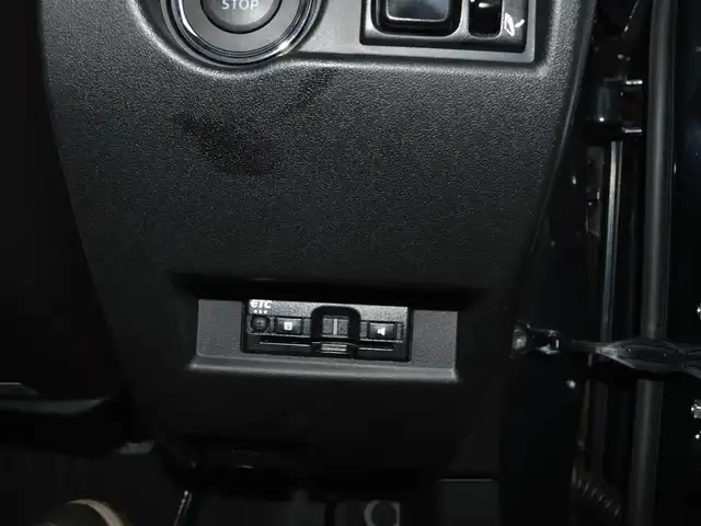 スズキ ジムニー XC 栃木県 2024(令6)年 0.9万km ミディアムグレーメタリック 4WD/スズキセーフティサポート/(レーザーレーダーと単眼カメラ/ディアルセンサーブレーキサポート/誤発進抑制機能/車線逸脱警報/ふらつき警報/先行車発進お知らせ機能/標識認識機能/リヤパーキングセンサー)/純正ナビ/(BT/AM/FM)/クルーズコントロール/前席シートヒーター/ETC/LEDヘッドライト/フォグランプ/オートライト/ステアスイッチ/プッシュスタート/スマートスペアキー×1/新車保証書/取扱説明書
