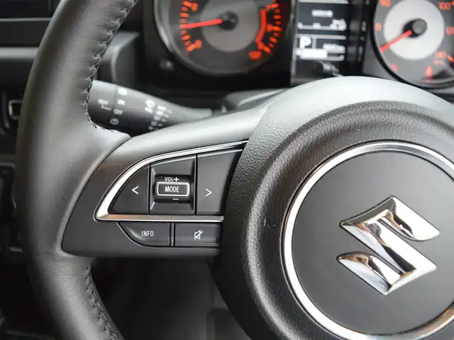 スズキ ジムニー XC 栃木県 2024(令6)年 0.9万km ミディアムグレーメタリック 4WD/スズキセーフティサポート/(レーザーレーダーと単眼カメラ/ディアルセンサーブレーキサポート/誤発進抑制機能/車線逸脱警報/ふらつき警報/先行車発進お知らせ機能/標識認識機能/リヤパーキングセンサー)/純正ナビ/(BT/AM/FM)/クルーズコントロール/前席シートヒーター/ETC/LEDヘッドライト/フォグランプ/オートライト/ステアスイッチ/プッシュスタート/スマートスペアキー×1/新車保証書/取扱説明書