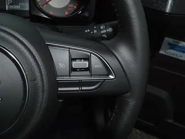 スズキ ジムニー XC 栃木県 2024(令6)年 0.9万km ミディアムグレーメタリック 4WD/スズキセーフティサポート/(レーザーレーダーと単眼カメラ/ディアルセンサーブレーキサポート/誤発進抑制機能/車線逸脱警報/ふらつき警報/先行車発進お知らせ機能/標識認識機能/リヤパーキングセンサー)/純正ナビ/(BT/AM/FM)/クルーズコントロール/前席シートヒーター/ETC/LEDヘッドライト/フォグランプ/オートライト/ステアスイッチ/プッシュスタート/スマートスペアキー×1/新車保証書/取扱説明書