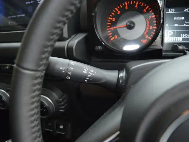 スズキ ジムニー XC 栃木県 2024(令6)年 0.9万km ミディアムグレーメタリック 4WD/スズキセーフティサポート/(レーザーレーダーと単眼カメラ/ディアルセンサーブレーキサポート/誤発進抑制機能/車線逸脱警報/ふらつき警報/先行車発進お知らせ機能/標識認識機能/リヤパーキングセンサー)/純正ナビ/(BT/AM/FM)/クルーズコントロール/前席シートヒーター/ETC/LEDヘッドライト/フォグランプ/オートライト/ステアスイッチ/プッシュスタート/スマートスペアキー×1/新車保証書/取扱説明書