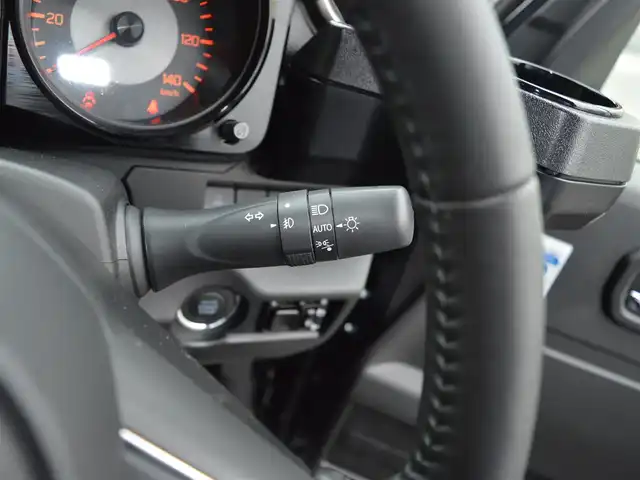 スズキ ジムニー XC 栃木県 2024(令6)年 0.9万km ミディアムグレーメタリック 4WD/スズキセーフティサポート/(レーザーレーダーと単眼カメラ/ディアルセンサーブレーキサポート/誤発進抑制機能/車線逸脱警報/ふらつき警報/先行車発進お知らせ機能/標識認識機能/リヤパーキングセンサー)/純正ナビ/(BT/AM/FM)/クルーズコントロール/前席シートヒーター/ETC/LEDヘッドライト/フォグランプ/オートライト/ステアスイッチ/プッシュスタート/スマートスペアキー×1/新車保証書/取扱説明書