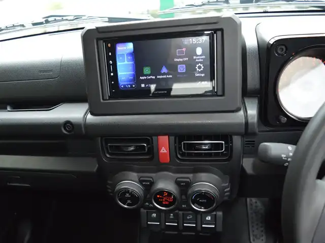 スズキ ジムニー XC 栃木県 2024(令6)年 0.9万km ミディアムグレーメタリック 4WD/スズキセーフティサポート/(レーザーレーダーと単眼カメラ/ディアルセンサーブレーキサポート/誤発進抑制機能/車線逸脱警報/ふらつき警報/先行車発進お知らせ機能/標識認識機能/リヤパーキングセンサー)/純正ナビ/(BT/AM/FM)/クルーズコントロール/前席シートヒーター/ETC/LEDヘッドライト/フォグランプ/オートライト/ステアスイッチ/プッシュスタート/スマートスペアキー×1/新車保証書/取扱説明書