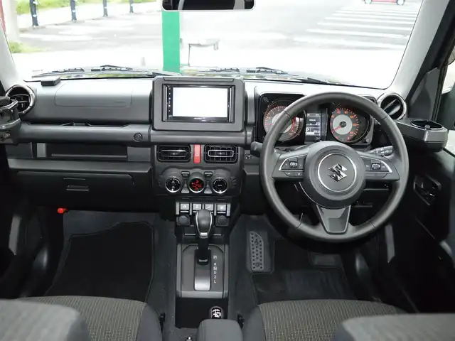 スズキ ジムニー XC 栃木県 2024(令6)年 0.9万km ミディアムグレーメタリック 4WD/スズキセーフティサポート/(レーザーレーダーと単眼カメラ/ディアルセンサーブレーキサポート/誤発進抑制機能/車線逸脱警報/ふらつき警報/先行車発進お知らせ機能/標識認識機能/リヤパーキングセンサー)/純正ナビ/(BT/AM/FM)/クルーズコントロール/前席シートヒーター/ETC/LEDヘッドライト/フォグランプ/オートライト/ステアスイッチ/プッシュスタート/スマートスペアキー×1/新車保証書/取扱説明書