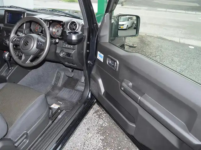 スズキ ジムニー XC 栃木県 2024(令6)年 0.9万km ミディアムグレーメタリック 4WD/スズキセーフティサポート/(レーザーレーダーと単眼カメラ/ディアルセンサーブレーキサポート/誤発進抑制機能/車線逸脱警報/ふらつき警報/先行車発進お知らせ機能/標識認識機能/リヤパーキングセンサー)/純正ナビ/(BT/AM/FM)/クルーズコントロール/前席シートヒーター/ETC/LEDヘッドライト/フォグランプ/オートライト/ステアスイッチ/プッシュスタート/スマートスペアキー×1/新車保証書/取扱説明書