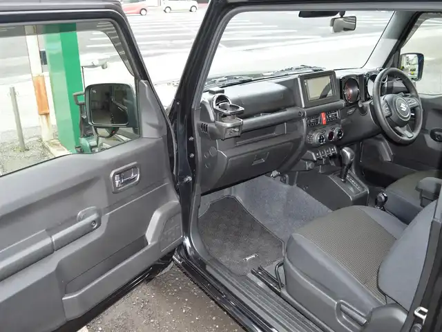 スズキ ジムニー XC 栃木県 2024(令6)年 0.9万km ミディアムグレーメタリック 4WD/スズキセーフティサポート/(レーザーレーダーと単眼カメラ/ディアルセンサーブレーキサポート/誤発進抑制機能/車線逸脱警報/ふらつき警報/先行車発進お知らせ機能/標識認識機能/リヤパーキングセンサー)/純正ナビ/(BT/AM/FM)/クルーズコントロール/前席シートヒーター/ETC/LEDヘッドライト/フォグランプ/オートライト/ステアスイッチ/プッシュスタート/スマートスペアキー×1/新車保証書/取扱説明書