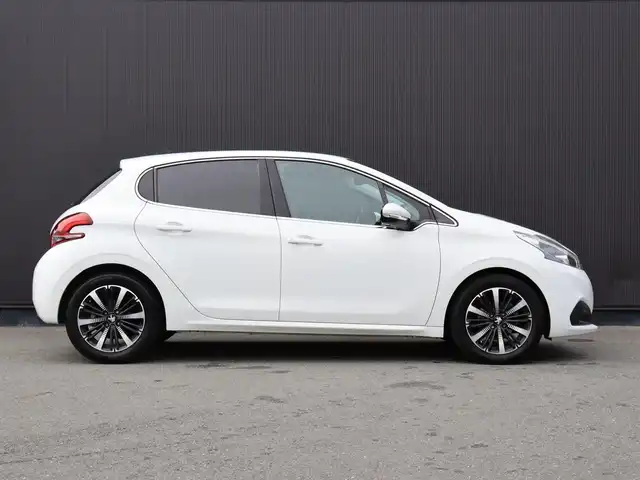 プジョー ２０８ GT ライン ブラックパック 静岡県 2019(令1)年 5.1万km ビアンカホワイト 社外ナビ/フルセグTV/Apple Carplay/バックカメラ/ドライブレコーダー(WHSR-510)/衝突軽減ブレーキ/パーキングアシスト/ブラックエクステリアパーツ/・フロントグリル/・フォグランプデコ/・ドアミラー/・サイドウィンドモール
