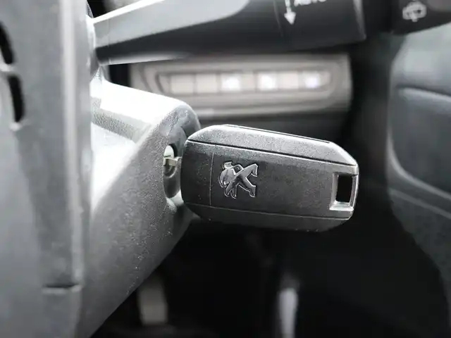 プジョー ２０８ GT ライン ブラックパック 静岡県 2019(令1)年 5.1万km ビアンカホワイト 社外ナビ/フルセグTV/Apple Carplay/バックカメラ/ドライブレコーダー(WHSR-510)/衝突軽減ブレーキ/パーキングアシスト/ブラックエクステリアパーツ/・フロントグリル/・フォグランプデコ/・ドアミラー/・サイドウィンドモール