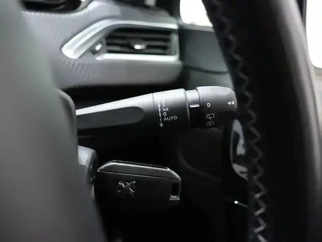 プジョー ２０８ GT ライン ブラックパック 静岡県 2019(令1)年 5.1万km ビアンカホワイト 社外ナビ/フルセグTV/Apple Carplay/バックカメラ/ドライブレコーダー(WHSR-510)/衝突軽減ブレーキ/パーキングアシスト/ブラックエクステリアパーツ/・フロントグリル/・フォグランプデコ/・ドアミラー/・サイドウィンドモール