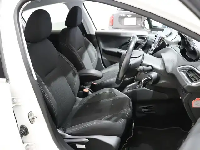 プジョー ２０８ GT ライン ブラックパック 静岡県 2019(令1)年 5.1万km ビアンカホワイト 社外ナビ/フルセグTV/Apple Carplay/バックカメラ/ドライブレコーダー(WHSR-510)/衝突軽減ブレーキ/パーキングアシスト/ブラックエクステリアパーツ/・フロントグリル/・フォグランプデコ/・ドアミラー/・サイドウィンドモール