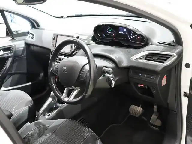 プジョー ２０８ GT ライン ブラックパック 静岡県 2019(令1)年 5.1万km ビアンカホワイト 社外ナビ/フルセグTV/Apple Carplay/バックカメラ/ドライブレコーダー(WHSR-510)/衝突軽減ブレーキ/パーキングアシスト/ブラックエクステリアパーツ/・フロントグリル/・フォグランプデコ/・ドアミラー/・サイドウィンドモール