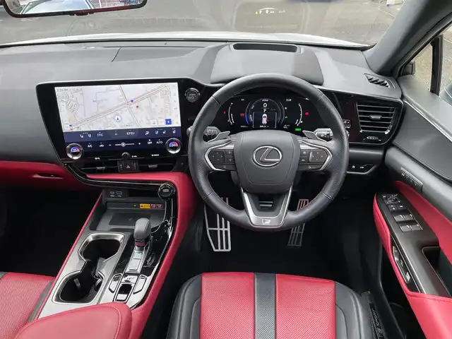 レクサス ＮＸ 350h Fスポーツ 神奈川県 2023(令5)年 1.1万km ホワイトノーヴァガラスフレーク ワンオーナー/パノラマルーフ/赤/黒革シート/デジタルインナーミラー/HUD/ワイヤレス充電/純正メモリーナビ・地デジTV/純正USB/BT/Miracast/パノラマモニター/ビルトインETC2.0/前後ドライブレコーダー/レクサスセーフティシステム+/レーダークルーズコントロール/PCS/LDA/BSM/CTA/PKSB/RSA/純正20インチAW/オレンジキャリパー/LEDライト/LEDフォグ/パワーバックドア/ルーフレール/コーナーセンサー/後席電動格納スイッチ/前席パワーシート/シートヒーター/エアシート/ステアリングヒーター/パドルシフト/プッシュスタート/スマートキー×2/カードキー×1/R5/6/7年ディーラー整備記録/保証書・取説あり