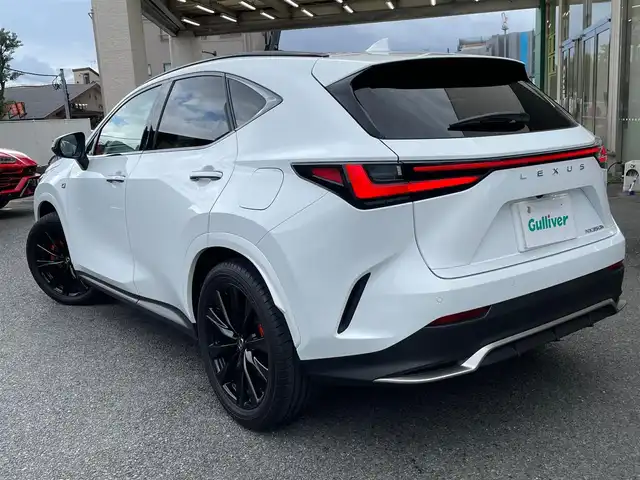 レクサス ＮＸ 350h Fスポーツ 神奈川県 2023(令5)年 1.1万km ホワイトノーヴァガラスフレーク ワンオーナー/パノラマルーフ/赤/黒革シート/デジタルインナーミラー/HUD/ワイヤレス充電/純正メモリーナビ・地デジTV/純正USB/BT/Miracast/パノラマモニター/ビルトインETC2.0/前後ドライブレコーダー/レクサスセーフティシステム+/レーダークルーズコントロール/PCS/LDA/BSM/CTA/PKSB/RSA/純正20インチAW/オレンジキャリパー/LEDライト/LEDフォグ/パワーバックドア/ルーフレール/コーナーセンサー/後席電動格納スイッチ/前席パワーシート/シートヒーター/エアシート/ステアリングヒーター/パドルシフト/プッシュスタート/スマートキー×2/カードキー×1/R5/6/7年ディーラー整備記録/保証書・取説あり