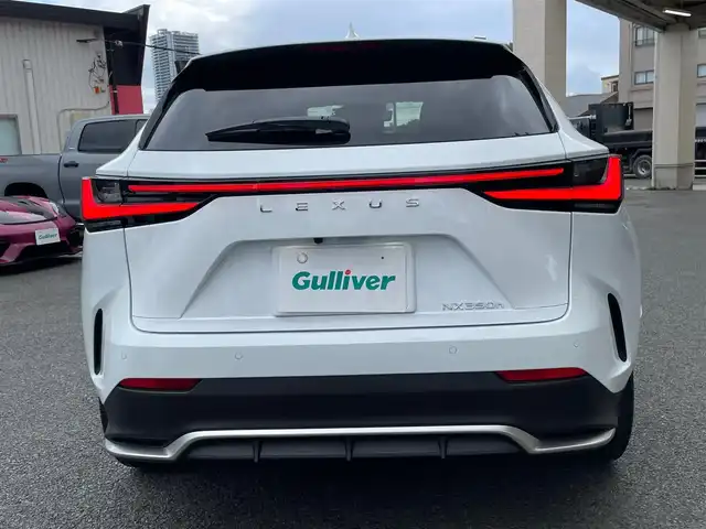 レクサス ＮＸ 350h Fスポーツ 神奈川県 2023(令5)年 1.1万km ホワイトノーヴァガラスフレーク ワンオーナー/パノラマルーフ/赤/黒革シート/デジタルインナーミラー/HUD/ワイヤレス充電/純正メモリーナビ・地デジTV/純正USB/BT/Miracast/パノラマモニター/ビルトインETC2.0/前後ドライブレコーダー/レクサスセーフティシステム+/レーダークルーズコントロール/PCS/LDA/BSM/CTA/PKSB/RSA/純正20インチAW/オレンジキャリパー/LEDライト/LEDフォグ/パワーバックドア/ルーフレール/コーナーセンサー/後席電動格納スイッチ/前席パワーシート/シートヒーター/エアシート/ステアリングヒーター/パドルシフト/プッシュスタート/スマートキー×2/カードキー×1/R5/6/7年ディーラー整備記録/保証書・取説あり