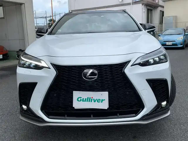 レクサス ＮＸ 350h Fスポーツ 神奈川県 2023(令5)年 1.1万km ホワイトノーヴァガラスフレーク ワンオーナー/パノラマルーフ/赤/黒革シート/デジタルインナーミラー/HUD/ワイヤレス充電/純正メモリーナビ・地デジTV/純正USB/BT/Miracast/パノラマモニター/ビルトインETC2.0/前後ドライブレコーダー/レクサスセーフティシステム+/レーダークルーズコントロール/PCS/LDA/BSM/CTA/PKSB/RSA/純正20インチAW/オレンジキャリパー/LEDライト/LEDフォグ/パワーバックドア/ルーフレール/コーナーセンサー/後席電動格納スイッチ/前席パワーシート/シートヒーター/エアシート/ステアリングヒーター/パドルシフト/プッシュスタート/スマートキー×2/カードキー×1/R5/6/7年ディーラー整備記録/保証書・取説あり