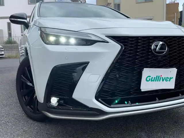 レクサス ＮＸ 350h Fスポーツ 神奈川県 2023(令5)年 1.1万km ホワイトノーヴァガラスフレーク ワンオーナー/パノラマルーフ/赤/黒革シート/デジタルインナーミラー/HUD/ワイヤレス充電/純正メモリーナビ・地デジTV/純正USB/BT/Miracast/パノラマモニター/ビルトインETC2.0/前後ドライブレコーダー/レクサスセーフティシステム+/レーダークルーズコントロール/PCS/LDA/BSM/CTA/PKSB/RSA/純正20インチAW/オレンジキャリパー/LEDライト/LEDフォグ/パワーバックドア/ルーフレール/コーナーセンサー/後席電動格納スイッチ/前席パワーシート/シートヒーター/エアシート/ステアリングヒーター/パドルシフト/プッシュスタート/スマートキー×2/カードキー×1/R5/6/7年ディーラー整備記録/保証書・取説あり