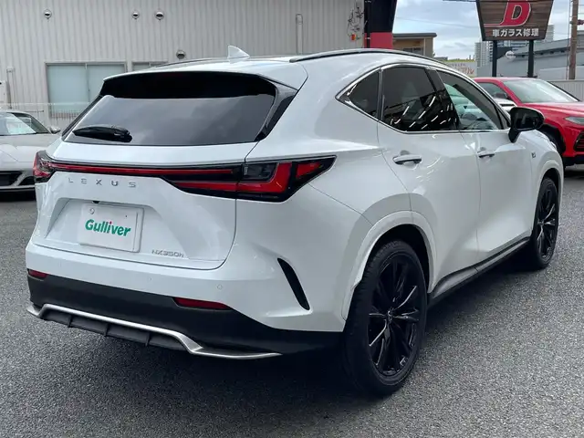 レクサス ＮＸ 350h Fスポーツ 神奈川県 2023(令5)年 1.1万km ホワイトノーヴァガラスフレーク ワンオーナー/パノラマルーフ/赤/黒革シート/デジタルインナーミラー/HUD/ワイヤレス充電/純正メモリーナビ・地デジTV/純正USB/BT/Miracast/パノラマモニター/ビルトインETC2.0/前後ドライブレコーダー/レクサスセーフティシステム+/レーダークルーズコントロール/PCS/LDA/BSM/CTA/PKSB/RSA/純正20インチAW/オレンジキャリパー/LEDライト/LEDフォグ/パワーバックドア/ルーフレール/コーナーセンサー/後席電動格納スイッチ/前席パワーシート/シートヒーター/エアシート/ステアリングヒーター/パドルシフト/プッシュスタート/スマートキー×2/カードキー×1/R5/6/7年ディーラー整備記録/保証書・取説あり