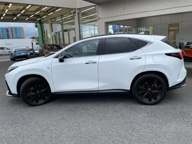 レクサス ＮＸ 350h Fスポーツ 神奈川県 2023(令5)年 1.1万km ホワイトノーヴァガラスフレーク ワンオーナー/パノラマルーフ/赤/黒革シート/デジタルインナーミラー/HUD/ワイヤレス充電/純正メモリーナビ・地デジTV/純正USB/BT/Miracast/パノラマモニター/ビルトインETC2.0/前後ドライブレコーダー/レクサスセーフティシステム+/レーダークルーズコントロール/PCS/LDA/BSM/CTA/PKSB/RSA/純正20インチAW/オレンジキャリパー/LEDライト/LEDフォグ/パワーバックドア/ルーフレール/コーナーセンサー/後席電動格納スイッチ/前席パワーシート/シートヒーター/エアシート/ステアリングヒーター/パドルシフト/プッシュスタート/スマートキー×2/カードキー×1/R5/6/7年ディーラー整備記録/保証書・取説あり