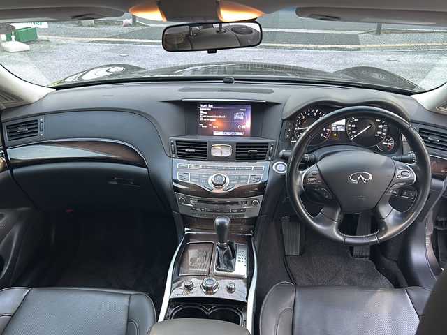 日産 フーガ ハイブリッド VIP 沖縄県 2015(平27)年 4.6万km ブラックパール ナビ　/（ＡＭ／ＦＭ／ＣＤ／ＤＶＤ／ＢＴ）/全方位カメラ　/衝突防止軽減装置　/ＥＴＣ　/パワーシートＤ／Ｎ席　/シートヒーター、エアシートＤ／Ｎ席　/前後コーナーセンサー　/純正フロアマット　/横滑り防止機能