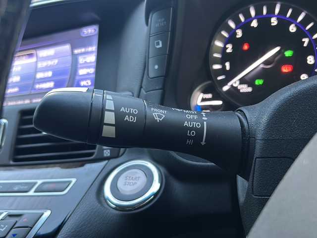 日産 フーガ ハイブリッド VIP 沖縄県 2015(平27)年 4.6万km ブラックパール ナビ　/（ＡＭ／ＦＭ／ＣＤ／ＤＶＤ／ＢＴ）/全方位カメラ　/衝突防止軽減装置　/ＥＴＣ　/パワーシートＤ／Ｎ席　/シートヒーター、エアシートＤ／Ｎ席　/前後コーナーセンサー　/純正フロアマット　/横滑り防止機能