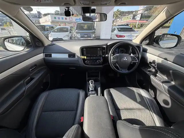 三菱 アウトランダー ＰＨＥＶ G ナビパッケージ 兵庫県 2014(平26)年 9.3万km シルキーホワイト (株)IDOMが運営する【じしゃロン神戸名谷店】の自社ローン専用車両になりますこちらは現金またはオートローンご利用時の価格です。自社ローンご希望の方は別途その旨お申付け下さい。/純正SDナビ/バックカメラ/ビルトインＥＴＣ/パワーバックドア/クルーズコントロール/運転席＆助手席シートヒーター/充電プラグ付属/パドルシフト/Ｂｌｕｅｔｏｏｔｈ接続/ドライブレコーダー/スペアキー１本