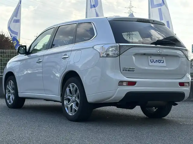 三菱 アウトランダー ＰＨＥＶ G ナビパッケージ 兵庫県 2014(平26)年 9.3万km シルキーホワイト (株)IDOMが運営する【じしゃロン神戸名谷店】の自社ローン専用車両になりますこちらは現金またはオートローンご利用時の価格です。自社ローンご希望の方は別途その旨お申付け下さい。/純正SDナビ/バックカメラ/ビルトインＥＴＣ/パワーバックドア/クルーズコントロール/運転席＆助手席シートヒーター/充電プラグ付属/パドルシフト/Ｂｌｕｅｔｏｏｔｈ接続/ドライブレコーダー/スペアキー１本