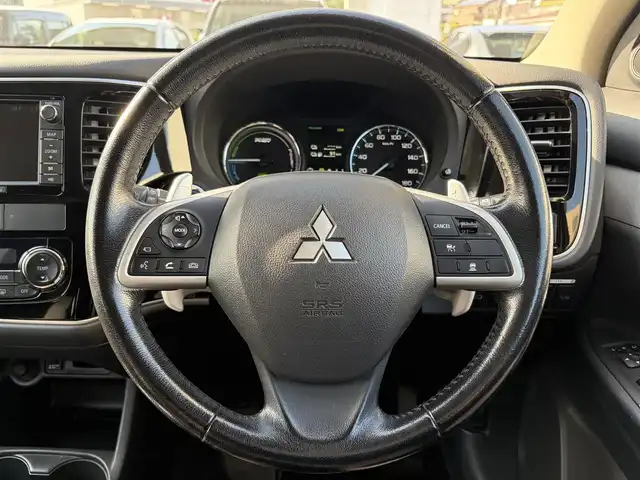 三菱 アウトランダー ＰＨＥＶ G ナビパッケージ 兵庫県 2014(平26)年 9.3万km シルキーホワイト (株)IDOMが運営する【じしゃロン神戸名谷店】の自社ローン専用車両になりますこちらは現金またはオートローンご利用時の価格です。自社ローンご希望の方は別途その旨お申付け下さい。/純正SDナビ/バックカメラ/ビルトインＥＴＣ/パワーバックドア/クルーズコントロール/運転席＆助手席シートヒーター/充電プラグ付属/パドルシフト/Ｂｌｕｅｔｏｏｔｈ接続/ドライブレコーダー/スペアキー１本