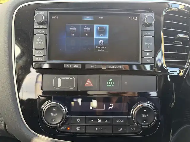 三菱 アウトランダー ＰＨＥＶ G ナビパッケージ 兵庫県 2014(平26)年 9.3万km シルキーホワイト (株)IDOMが運営する【じしゃロン神戸名谷店】の自社ローン専用車両になりますこちらは現金またはオートローンご利用時の価格です。自社ローンご希望の方は別途その旨お申付け下さい。/純正SDナビ/バックカメラ/ビルトインＥＴＣ/パワーバックドア/クルーズコントロール/運転席＆助手席シートヒーター/充電プラグ付属/パドルシフト/Ｂｌｕｅｔｏｏｔｈ接続/ドライブレコーダー/スペアキー１本