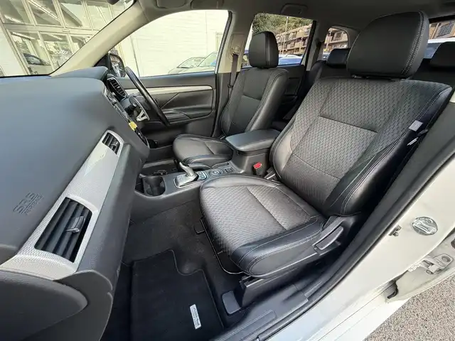 三菱 アウトランダー ＰＨＥＶ G ナビパッケージ 兵庫県 2014(平26)年 9.3万km シルキーホワイト (株)IDOMが運営する【じしゃロン神戸名谷店】の自社ローン専用車両になりますこちらは現金またはオートローンご利用時の価格です。自社ローンご希望の方は別途その旨お申付け下さい。/純正SDナビ/バックカメラ/ビルトインＥＴＣ/パワーバックドア/クルーズコントロール/運転席＆助手席シートヒーター/充電プラグ付属/パドルシフト/Ｂｌｕｅｔｏｏｔｈ接続/ドライブレコーダー/スペアキー１本