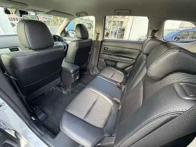 三菱 アウトランダー ＰＨＥＶ G ナビパッケージ 兵庫県 2014(平26)年 9.3万km シルキーホワイト (株)IDOMが運営する【じしゃロン神戸名谷店】の自社ローン専用車両になりますこちらは現金またはオートローンご利用時の価格です。自社ローンご希望の方は別途その旨お申付け下さい。/純正SDナビ/バックカメラ/ビルトインＥＴＣ/パワーバックドア/クルーズコントロール/運転席＆助手席シートヒーター/充電プラグ付属/パドルシフト/Ｂｌｕｅｔｏｏｔｈ接続/ドライブレコーダー/スペアキー１本