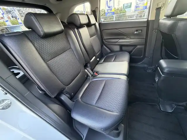 三菱 アウトランダー ＰＨＥＶ G ナビパッケージ 兵庫県 2014(平26)年 9.3万km シルキーホワイト (株)IDOMが運営する【じしゃロン神戸名谷店】の自社ローン専用車両になりますこちらは現金またはオートローンご利用時の価格です。自社ローンご希望の方は別途その旨お申付け下さい。/純正SDナビ/バックカメラ/ビルトインＥＴＣ/パワーバックドア/クルーズコントロール/運転席＆助手席シートヒーター/充電プラグ付属/パドルシフト/Ｂｌｕｅｔｏｏｔｈ接続/ドライブレコーダー/スペアキー１本