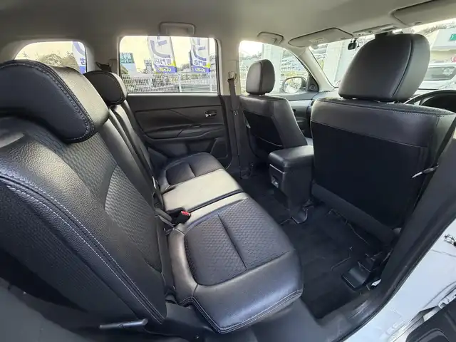 三菱 アウトランダー ＰＨＥＶ G ナビパッケージ 兵庫県 2014(平26)年 9.3万km シルキーホワイト (株)IDOMが運営する【じしゃロン神戸名谷店】の自社ローン専用車両になりますこちらは現金またはオートローンご利用時の価格です。自社ローンご希望の方は別途その旨お申付け下さい。/純正SDナビ/バックカメラ/ビルトインＥＴＣ/パワーバックドア/クルーズコントロール/運転席＆助手席シートヒーター/充電プラグ付属/パドルシフト/Ｂｌｕｅｔｏｏｔｈ接続/ドライブレコーダー/スペアキー１本