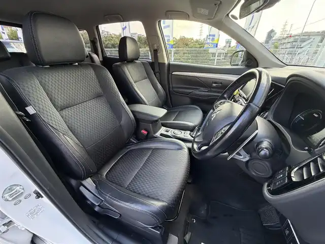 三菱 アウトランダー ＰＨＥＶ G ナビパッケージ 兵庫県 2014(平26)年 9.3万km シルキーホワイト (株)IDOMが運営する【じしゃロン神戸名谷店】の自社ローン専用車両になりますこちらは現金またはオートローンご利用時の価格です。自社ローンご希望の方は別途その旨お申付け下さい。/純正SDナビ/バックカメラ/ビルトインＥＴＣ/パワーバックドア/クルーズコントロール/運転席＆助手席シートヒーター/充電プラグ付属/パドルシフト/Ｂｌｕｅｔｏｏｔｈ接続/ドライブレコーダー/スペアキー１本