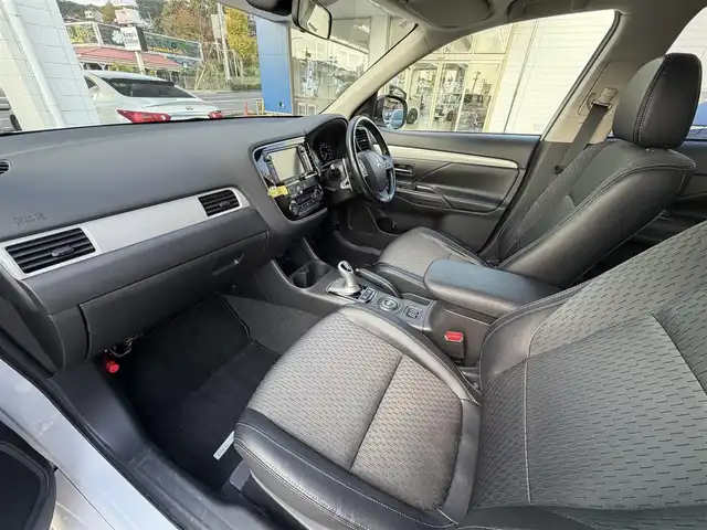 三菱 アウトランダー ＰＨＥＶ G ナビパッケージ 兵庫県 2014(平26)年 9.3万km シルキーホワイト (株)IDOMが運営する【じしゃロン神戸名谷店】の自社ローン専用車両になりますこちらは現金またはオートローンご利用時の価格です。自社ローンご希望の方は別途その旨お申付け下さい。/純正SDナビ/バックカメラ/ビルトインＥＴＣ/パワーバックドア/クルーズコントロール/運転席＆助手席シートヒーター/充電プラグ付属/パドルシフト/Ｂｌｕｅｔｏｏｔｈ接続/ドライブレコーダー/スペアキー１本