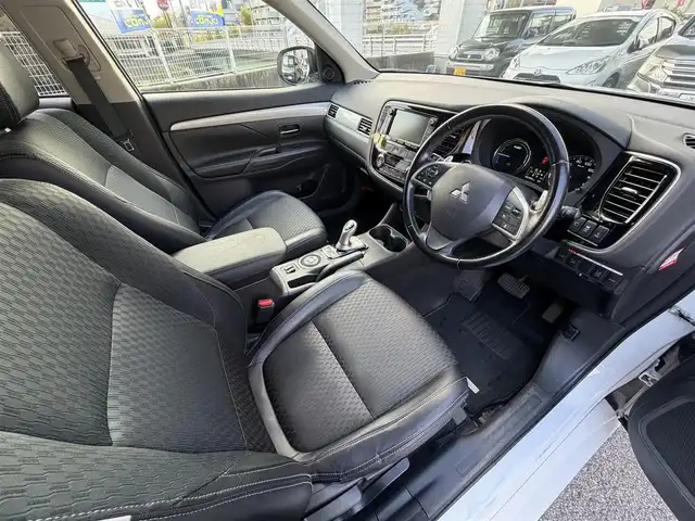 三菱 アウトランダー ＰＨＥＶ G ナビパッケージ 兵庫県 2014(平26)年 9.3万km シルキーホワイト (株)IDOMが運営する【じしゃロン神戸名谷店】の自社ローン専用車両になりますこちらは現金またはオートローンご利用時の価格です。自社ローンご希望の方は別途その旨お申付け下さい。/純正SDナビ/バックカメラ/ビルトインＥＴＣ/パワーバックドア/クルーズコントロール/運転席＆助手席シートヒーター/充電プラグ付属/パドルシフト/Ｂｌｕｅｔｏｏｔｈ接続/ドライブレコーダー/スペアキー１本