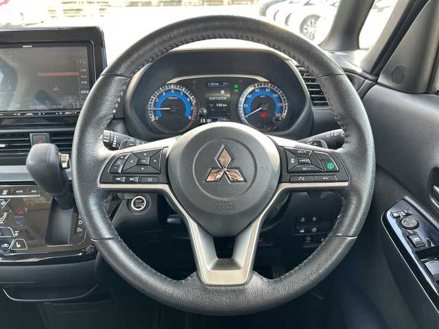 三菱 デリカミニ T プレミアム 佐賀県 2023(令5)年 2.3万km Ｄグリーン 社外9インチナビゲーション/マイパイロット/マルチアラウンドモニター/ステアリングヒーター/前席シートヒーター/デジタルインナーミラー/両側パワースライドドア/パドルシフト/社外ドライブレコーダー前後/ヒルディセントコントロール/助手席側電動スライドドア/衝突被害軽減ブレーキシステム/車線逸脱警報システム/車線維持支援機能/LEDヘッドライト/フォグランプ/純正15インチアルミホイール/スマートキー/スペアキー×１