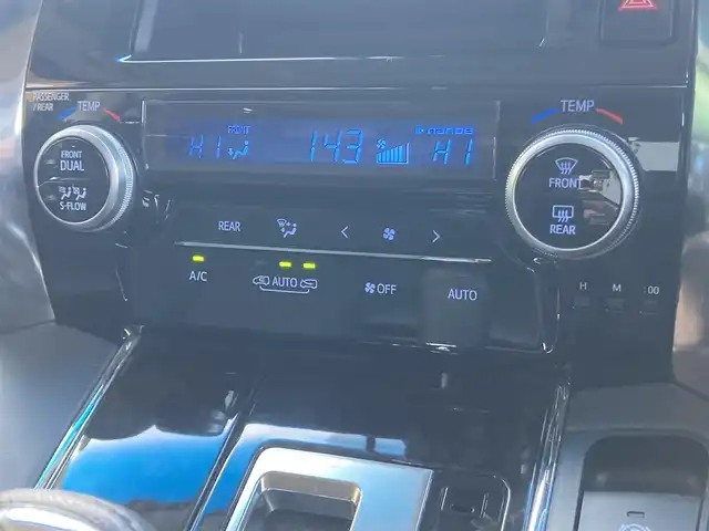 トヨタ アルファードハイブリット SR 埼玉県 2019(令1)年 4.2万km ホワイトパールクリスタルシャイン 登録時41103km/ワンオーナー/TRDエアロ/Wサンルーフ/黒レザーシート/　・パワーシート/　・シートヒーター/　・エアシート/トヨタセーフティセンス/　・プリクラッシュセーフティ/　・レーントレーシングアシスト/　・オートマチックハイビーム/　・レーダークルーズコントロール/　・先行車発進お知らせ/ロードサインアシスト/両側パワースライドドア/純正SDナビ【NSZT-W68T】/　・フルセグテレビ/　・バックカメラ/　・Bluetooth接続/ドライブレコーダー/アイドリングストップ/ドアバイザー/LEDライト/LEDフォグ/スマートキー×2/プッシュスタート/ETC/スペアタイヤ/保証書/取扱説明書/ナビ取扱説明書/記録簿（R2・R3・R4・R6）