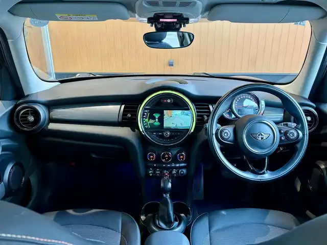 ＭＩＮＩ ミニ クーパー D 宮城県 2018(平30)年 2.5万km ブリティッシュレーシンググリーンⅡ ペッパーパッケージ　/衝突軽減システム　/純正ナビ　/バックカメラ　/ＰＤＣ　/パーキングアシスト　/コンフォートアクセス　/LEDヘッドライト　/ユニオンジャックテール　/15インチAW　/ユニオンジャックドアミラーカバー