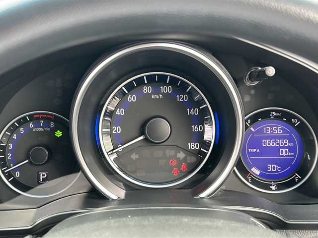 ホンダ フィット 13G Fパッケージ ファインED 石川県 2016(平28)年 6.7万km プレミアムホワイトパールⅡ フルセグテレビ/純正ナビ/バックカメラ/ビルトインETC/前後ドライブレコーダー/スマートキー/プッシュスタート/ドアバイザー/スタッドレスアルミＳＥＴ　