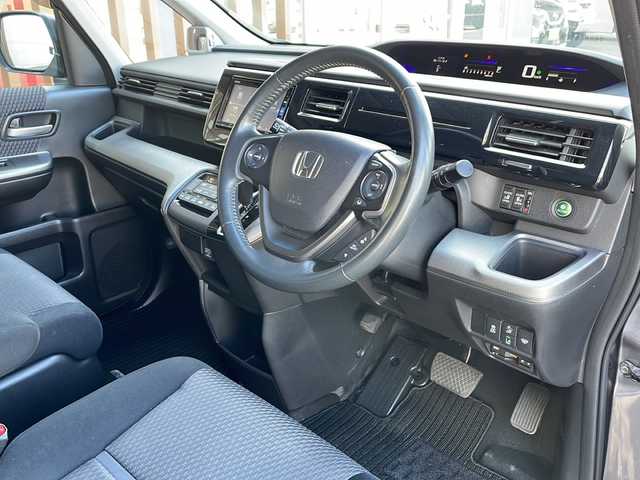 ホンダ ステップワゴン スパーダ ホンダセンシング 秋田県 2016(平28)年 9.7万km モダンスティールM 4WD/純正インターナビ(VXM-175VFNi)/CD/DVD/BT/フルセグテレビ/ミュージックサーバー/バックカメラ/ETC/フリップダウンモニター/衝突被害軽減ブレーキ/レーンキープアシスト/レーダークルーズコントロール/両側パワースライドドア/パドルシフト/ステアリングスイッチ/ミラーヒーター/スマートキー/プッシュスタート/LEDヘッドライト/オートライト/フォグランプ/16インチ社外アルミスタッドレス/純正16インチアルミホイール積み込み
