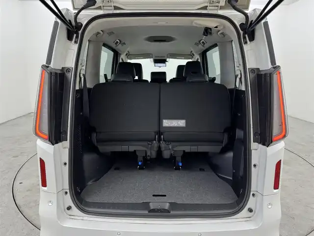 日産 セレナ e－パワー ハイウェイスター V 福岡県 2023(令5)年 3.1万km プリズムホワイト 純正１２．３型ナビ／フルセグＴＶ　/全方位カメラ　/ワイヤレス充電　/ビルトインＥＴＣ２．０　/プロパイロット　/エマージェンシーブレーキ　/レーンキープ　/ＢＳＭ　/両側電動スライドドア　/純正１６インチＡＷ　/ＬＥＤ